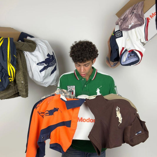 Ragazzo con una Box Vintage In Mano e Vestiti Vintage