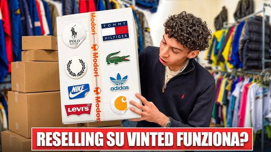 Ragazzo in un magazzino d'abbigliamento mostra una box vintage Modori con loghi di brand famosi per fare reselling.