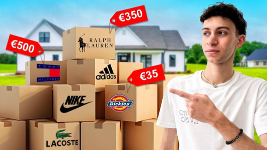 Ragazzo che indica una pila di scatole di cartone per le spedizioni con loghi di famosi brand d'abbigliamento e cartellini del prezzo.