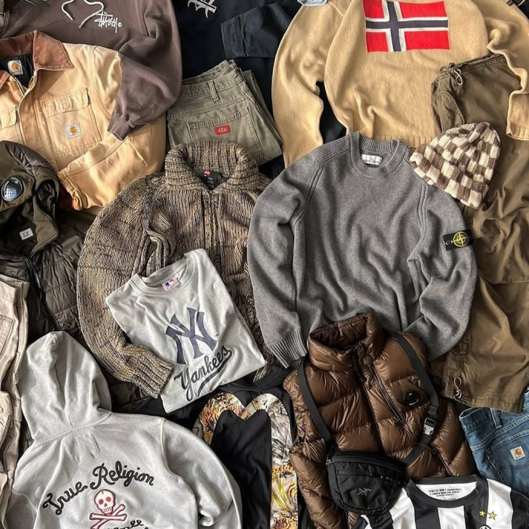 Selezione di abbigliamento second-hand e vintage firmato pronta per la rivendita online